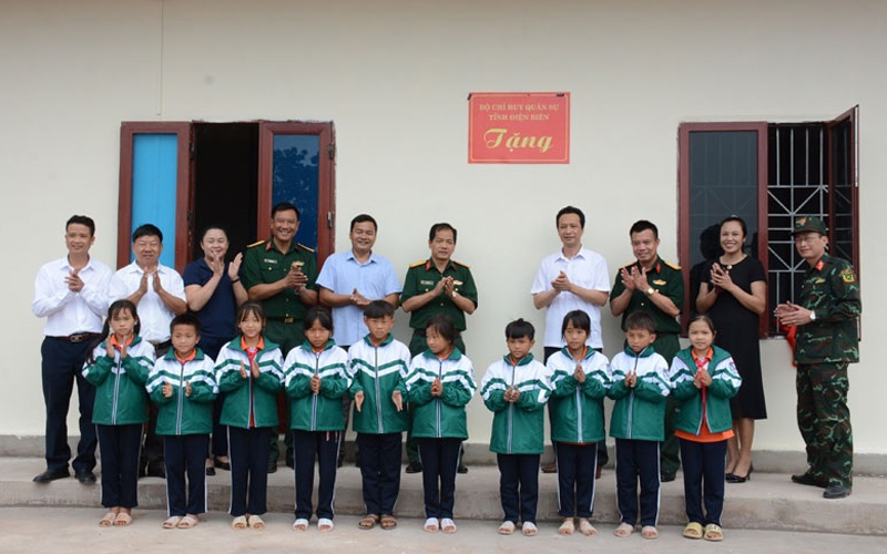 Bộ Chỉ huy quân sự tỉnh Điện Biên và cán bộ, giáo viên huyện Nậm Pồ dự lễ gắn biển công trình