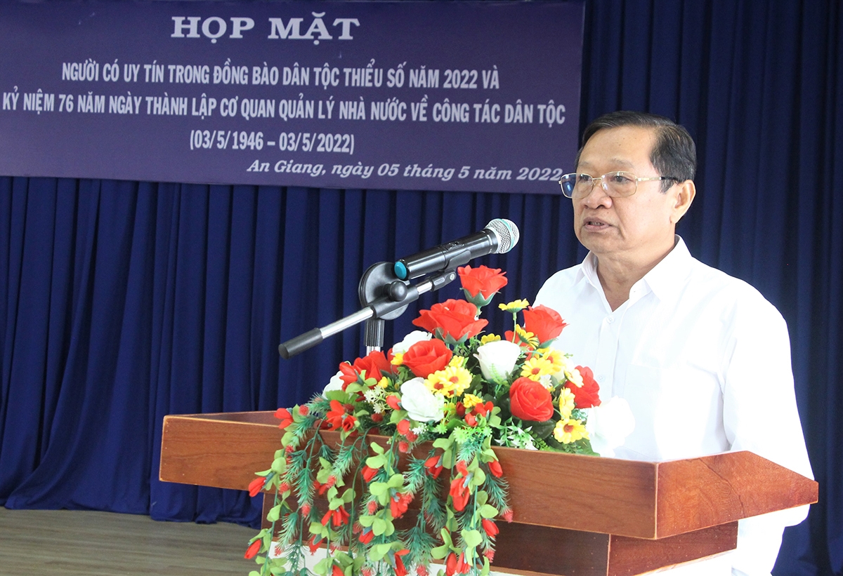 Ông Men Pholly, Trưởng Ban Dân tộc tỉnh An Giang phát biểu tại buổi họp mặt