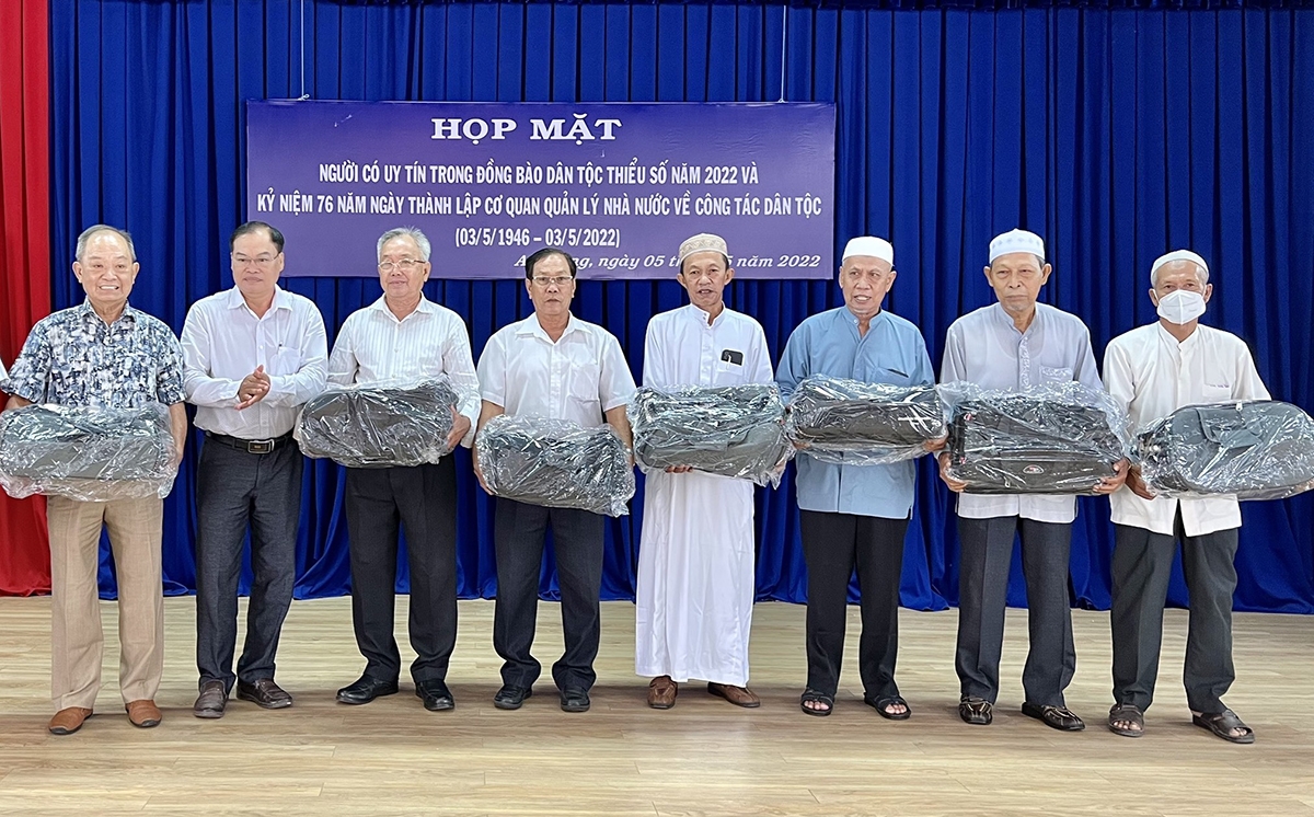 Đại diện lãnh đạo Ủy ban MTTQ Việt Nam tỉnh An Giang trao quà đến Người có uy tín trong đồng bào Chăm và Hoa 