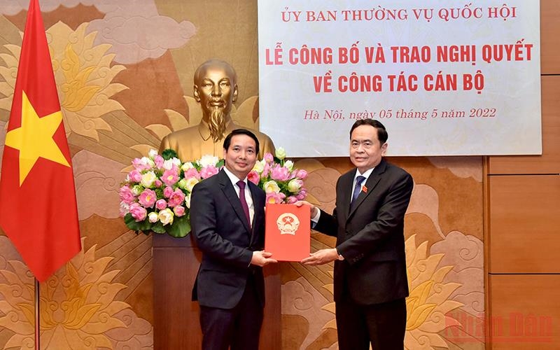 Phó Chủ tịch Thường trực Quốc hội Trần Thanh Mẫn trao Nghị quyết cho đồng chí Phạm Thái Hà. (Ảnh: Duy Linh)
