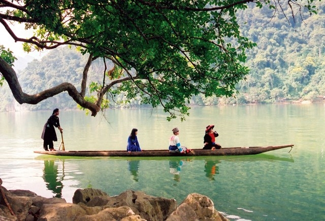 Khi tới hồ Ba Bể du khách được hòa mình vào thiên nhiên hoang sơ.