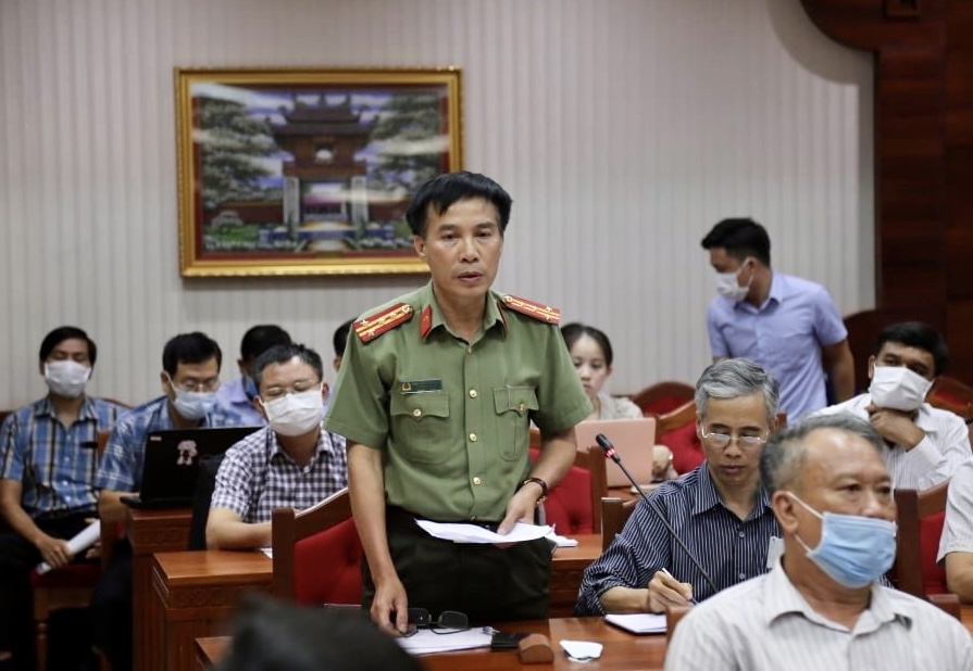 Đại tá Nguyễn Văn Quy, Trưởng phòng Tham mưu Công an tỉnh Đắk Lắk thông tin tại buổi Họp báo