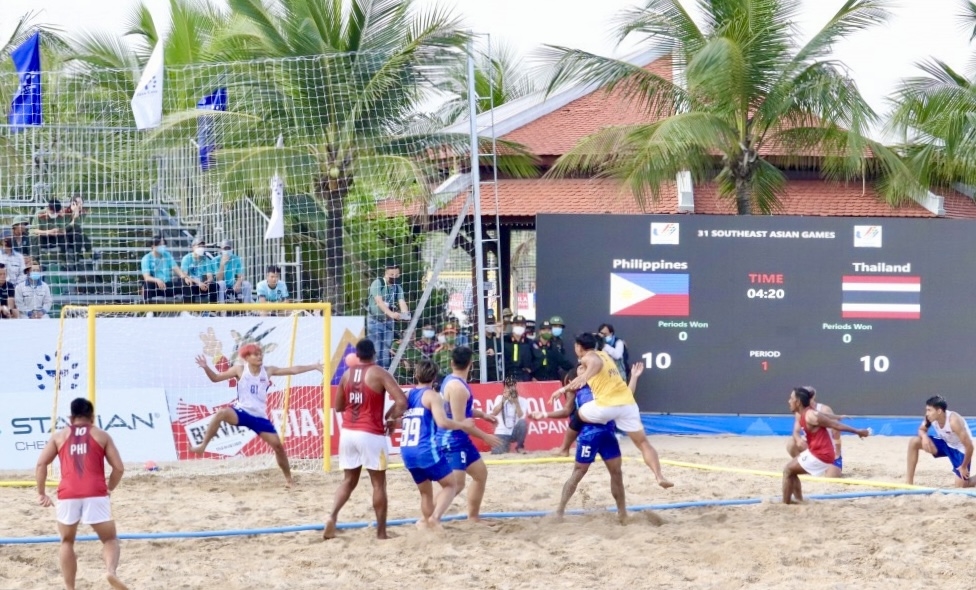 Trận đấu mở màn giữa đội tuyển bóng ném bãi biển nam Philipines và Thái Lan