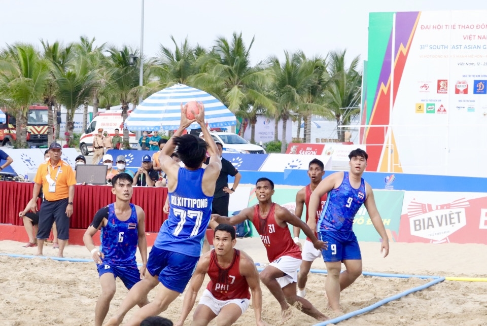 Hai đội tuyển bóng ném bãi biển nam Philipines và Thái Lan đã đem đến cho khán giả những màn ném gay cấn, hấp dẫn