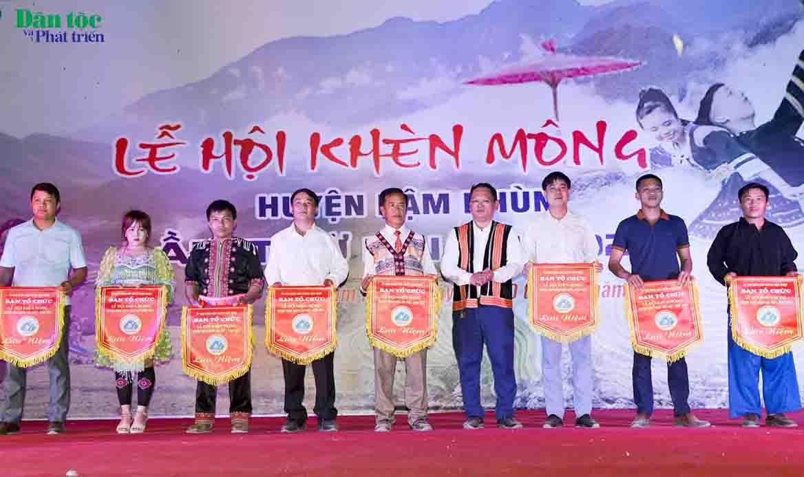 Phó Chủ tịch UBND huyện Nậm Nhùn, Trưởng Ban tổ chức Lễ hội - Vũ Tiến Hóa trao Cờ lưu niệm cho các Đoàn tham gia Lễ hội