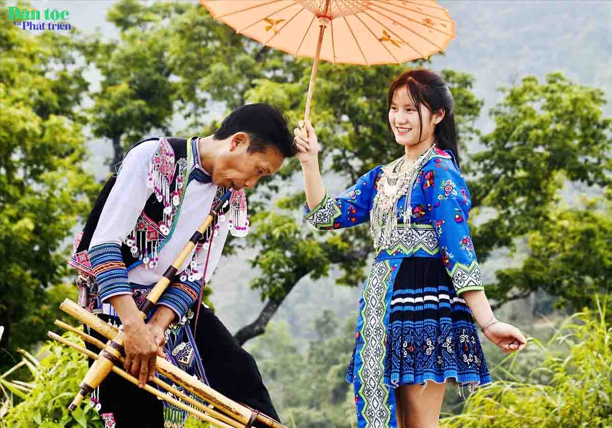 Những điệu khèn, múa ô của các chàng trai cô gái dân tộc Mông xã Nậm Ban làm say lòng biết bao du khách