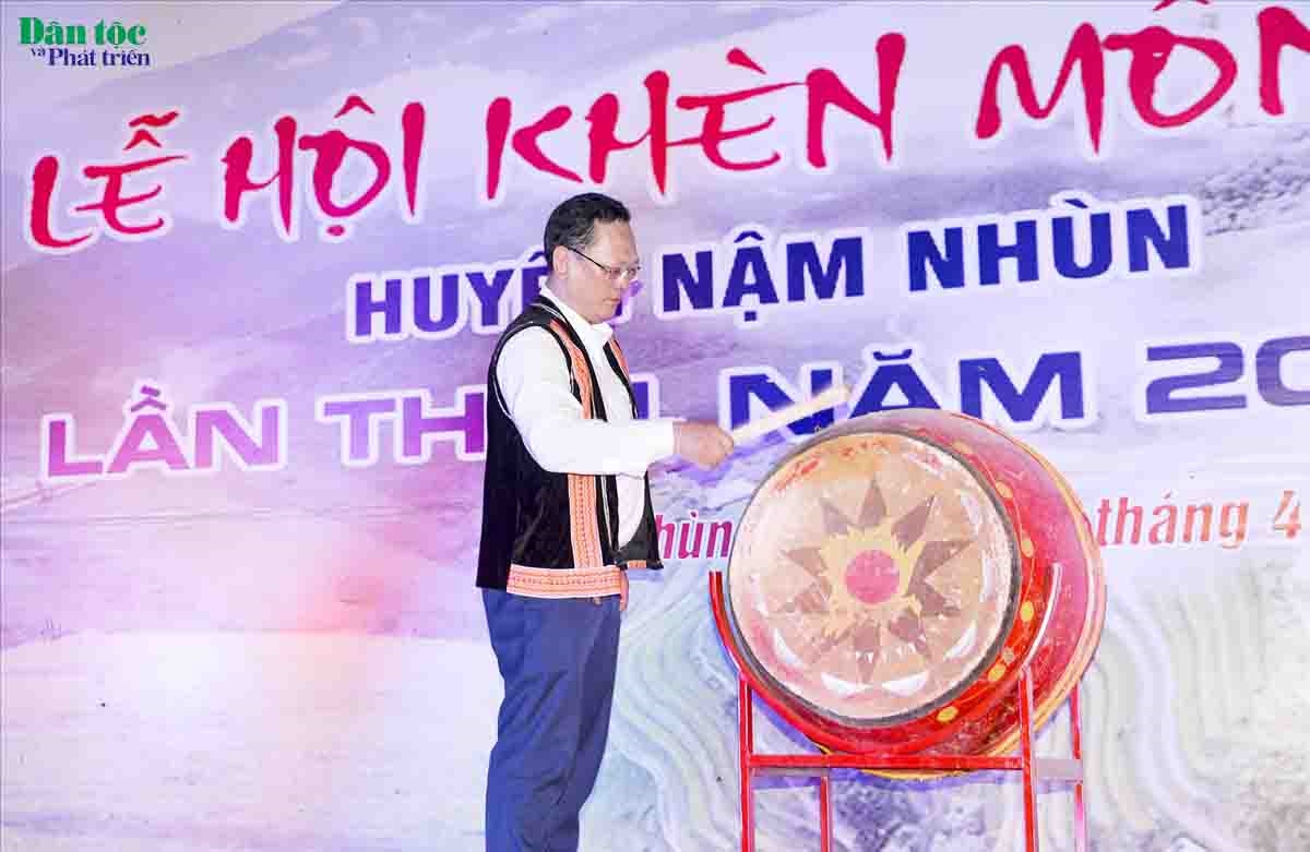 Ông Vũ Tiến Hóa - Phó Chủ tịch UBND huyện Nậm Nhùn đánh trống khai mạc Lễ hội Khèn mông huyện Nậm Nhùn lần thứ I, năm 2022