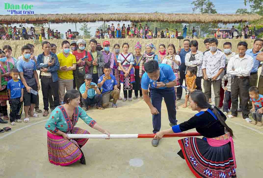 Đẩy gậy nữ - môn thể thao dân tộc truyền thống thu hút đông đảo khán giả xem và cổ vũ