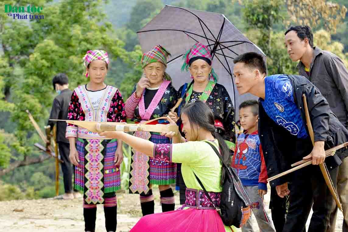 Giây phút hồi hộp trong phần thi bắn nỏ của các cô gái dân tộc Mông xinh đẹp, tài giỏi