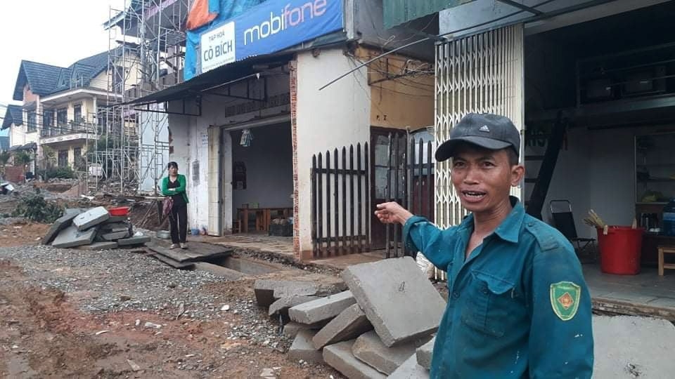 Anh Đào Quang Trinh vừa hoàn thành việc tháo dỡ các công trình phụ để bàn giao mặt bằng cho chủ đầu tư làm đường