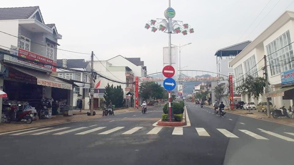 Nhiều tuyến đường ở thị trấn Lạc Dương trở nên khang trang, đẹp đẽ