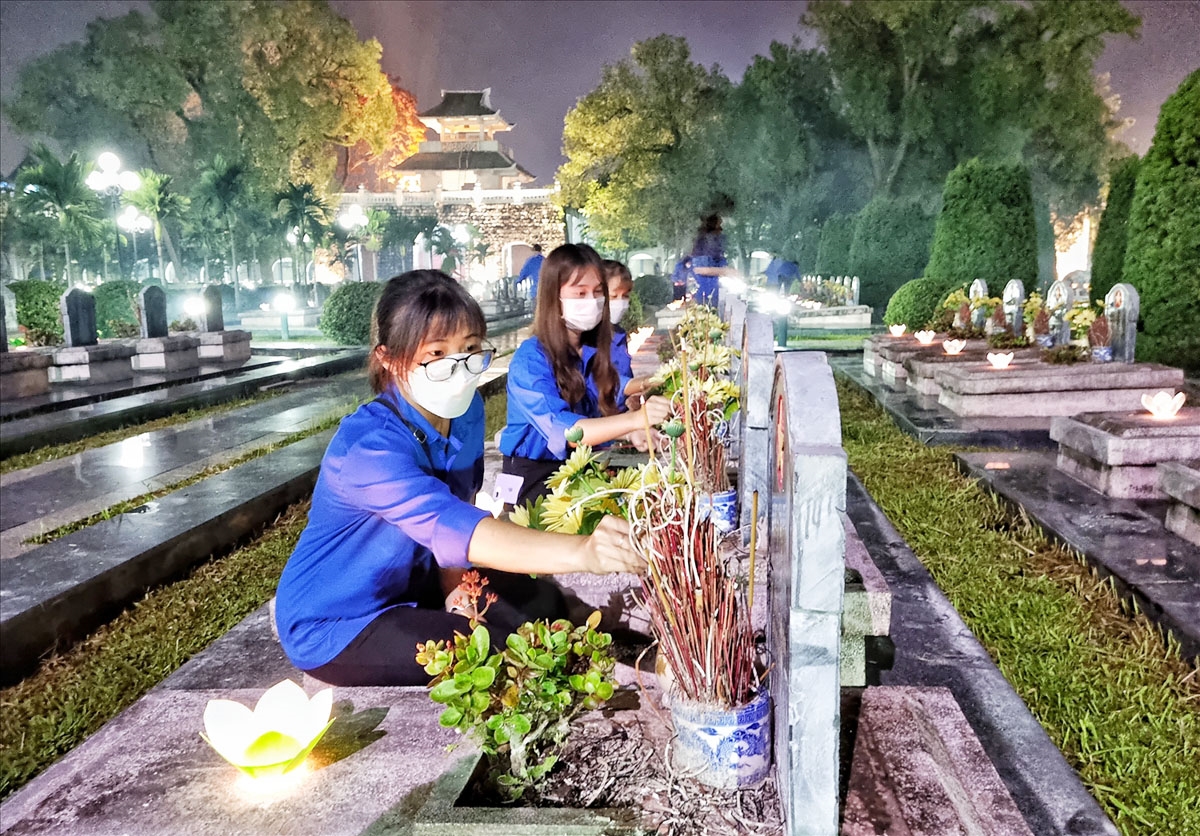 Đoàn viên thanh niên Điện Biên thắp nến tri ân các Anh hùng liệt sĩ tại Nghĩa trang Liệt sĩ Quốc gia A1