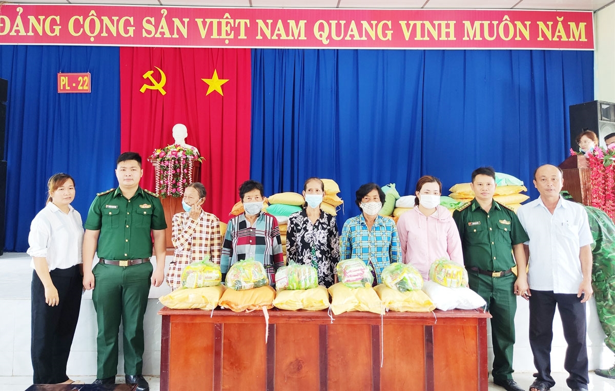 Cán bộ Đồn Biên phòng Cửa khẩu quốc tế Vĩnh Xương trao quà cho người nghèo xã Phú Lộc, thị xã Tân Châu, tỉnh An Giang