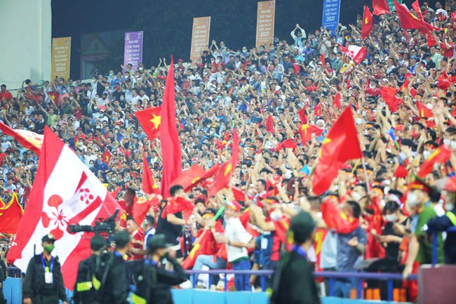 Các cổ động viên đến Sân vận động Việt Trì "tiếp lửa" cho đội tuyển