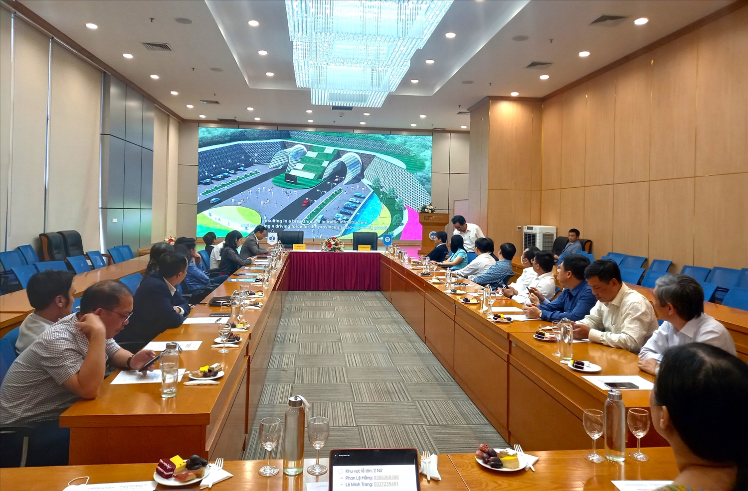 Quang cảnh diễn ra lễ ký kết biên bản ghi nhớ hợp tác đẩy mạnh hợp tác trong đào tạo, bồi dưỡng nhân lực giữa UBND tỉnh Lai Châu và Trường Đại học Kinh tế Quốc dân.
