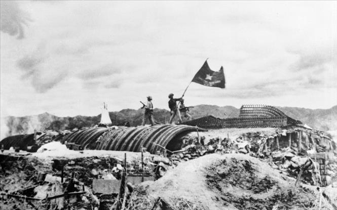 Chiều 7/5/1954, lá cờ "Quyết chiến - Quyết thắng" của Quân đội nhân dân Việt Nam tung bay trên nóc hầm tướng De Castries, đánh dấu thời khắc của chiến thắng Điện Biên Phủ “lừng lẫy năm châu, chấn động địa cầu”. Ảnh: Tư liệu TTXVN