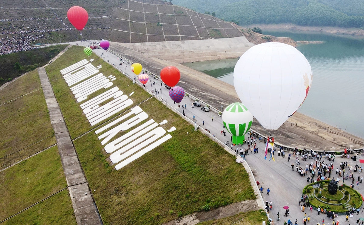 Hàng ngàn người dân tham gia sự kiện lễ trình diễn bay khinh khí cầu “Cuộc dạo chơi của Sao la - Kỳ lân châu Á” chào mừng SEA Games 31