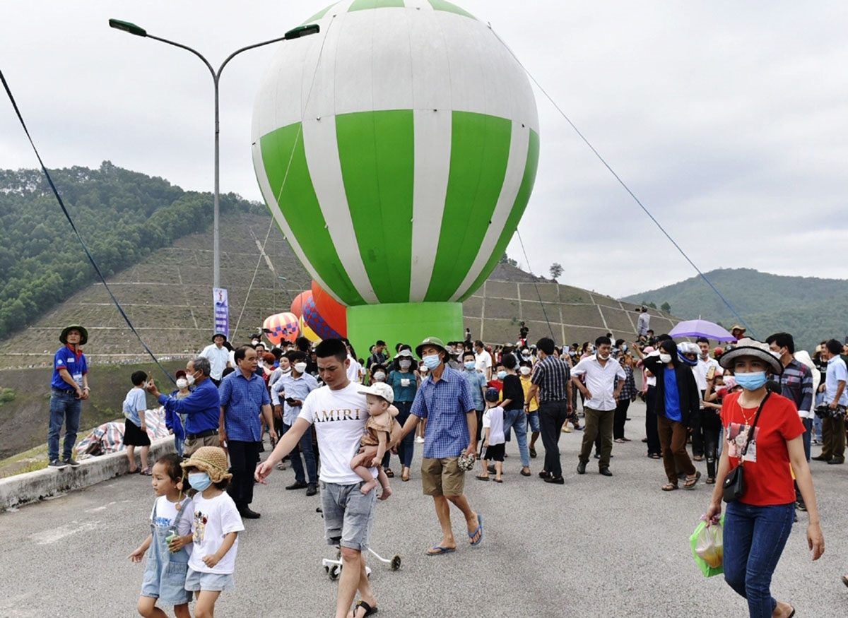 Hàng ngàn người dân tham gia sự kiện lễ trình diễn bay khinh khí cầu 