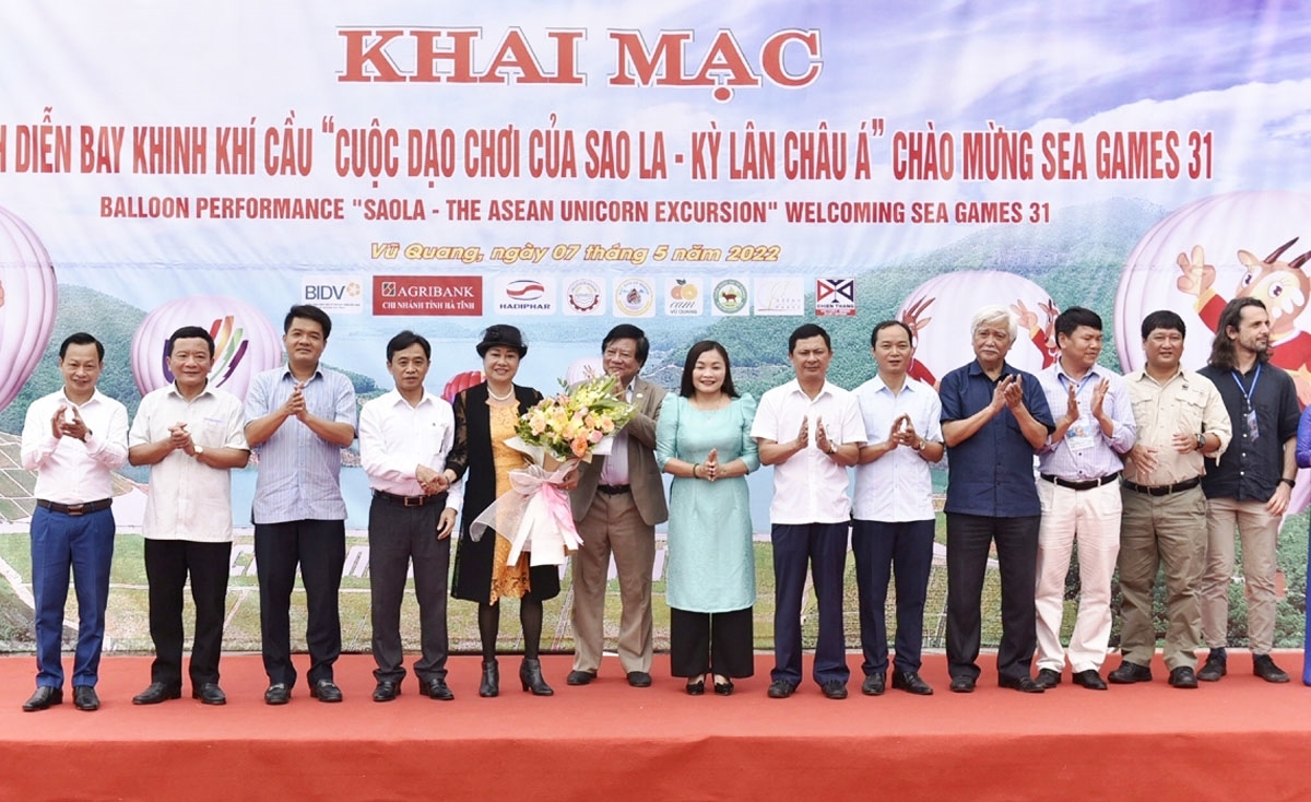 Lãnh đạo tỉnh Hà Tĩnh cùng đại biểu tặng hoa chúc mừng Công ty CP Đầu tư xuất nhập khẩu thương mại dịch vụ Sài Gòn Chiến Thắng - đơn vị trực tiếp trình diễn khinh khí cầu chào mừng SEA Games 31