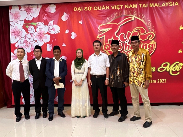Đại sứ Việt Nam tại Malaysia Trần Việt Thái chụp ảnh cùng đại diện cộng đồng người Chăm vào dịp Tết Nhâm Dần 2022. (Nguồn: TTXVN)