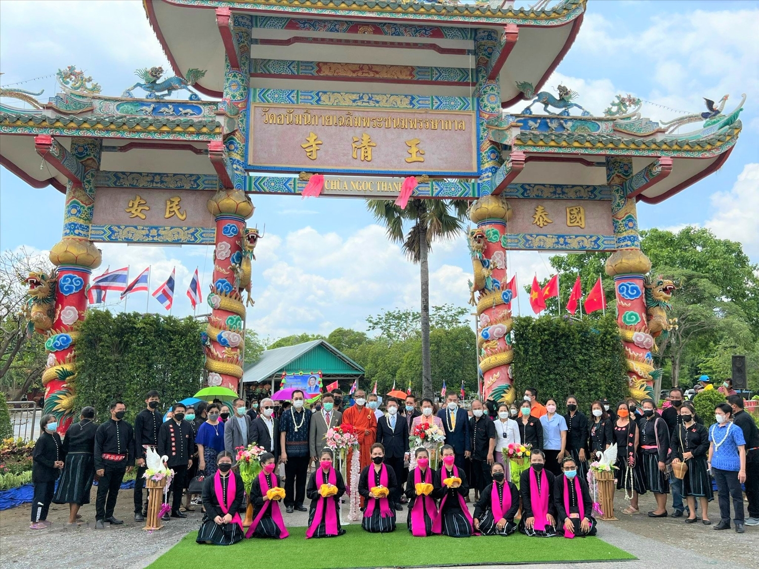 Các đại biểu dự lễ gắn biển tên Việt tại chùa Ngọc Thành. (Ảnh: TTXVN)
