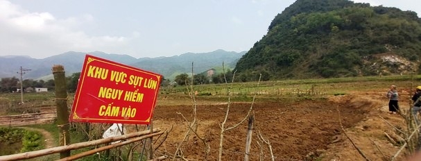 Một điểm sụt lún trên cánh đồng sản xuất của xã Châu Hồng