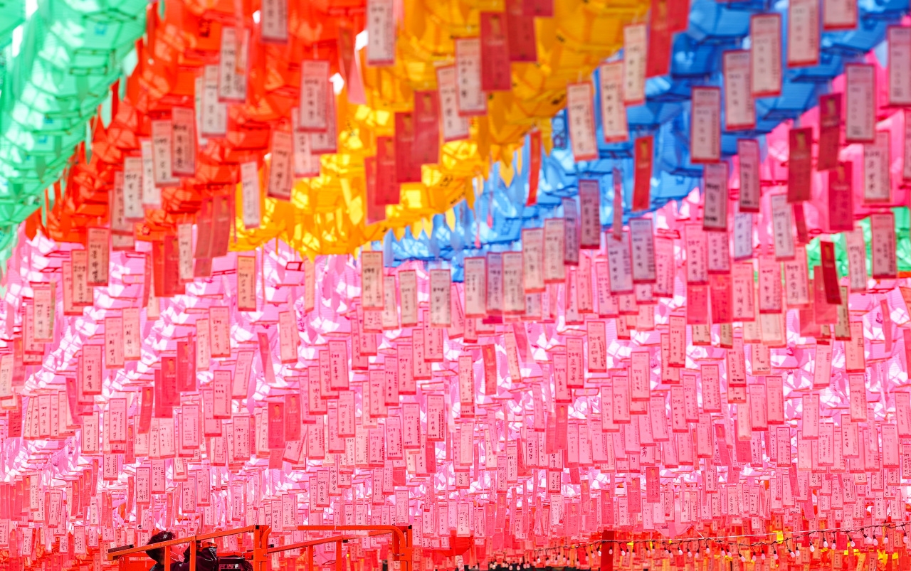 Những người phụ trách chùa Jogyesa đặt bảng tên dưới những chiếc đèn lồng nhiều màu sắc để các Phật tử và gia đình của họ quan sát.