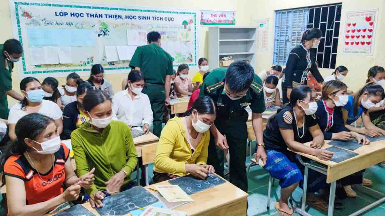 Lớp học xóa mù chữ cho phụ nữ vùng cao tại xã Thanh (Hướng Hóa, Quảng Trị)