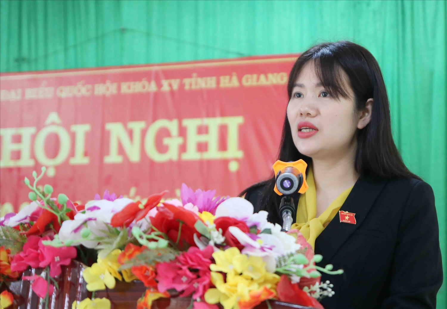 Đại biểu Quốc hội Vương Thị Hương - Phó Trưởng phòng Dân tộc huyện Xí Mần báo cáo tại cuộc tiếp xúc cử tri