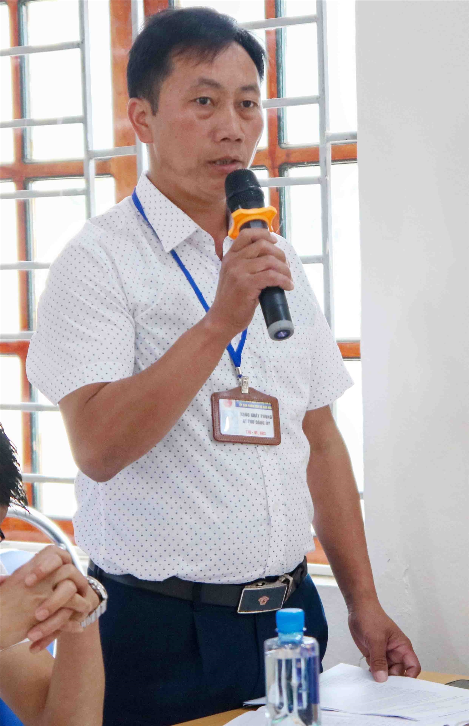 Cử tri Hạng Khái Phong – Bí thư Đảng ủy xã Nàn Xỉn phát biểu tại hội nghị