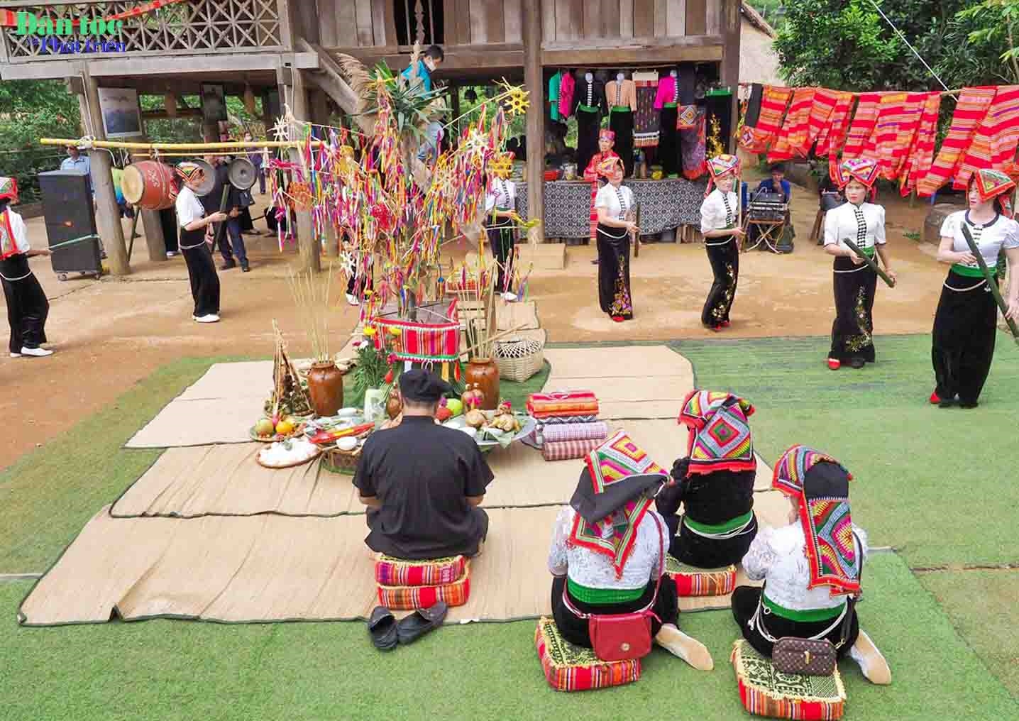 Lễ hội cầu mưa của người Thái ở Mộc Châu (Sơn La) là một trong những lễ nghi nông nghiệp nhằm gửi gắm tới các thế hệ con cháu về thông điệp bảo vệ và tôn trọng môi trường sống