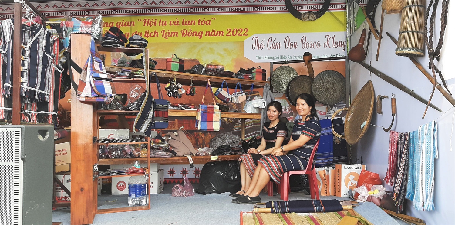 Các sản phẩm thổ cẩm, nhạc cụ truyền thống của đồng bào DTTS được trưng bày tại ngày hội