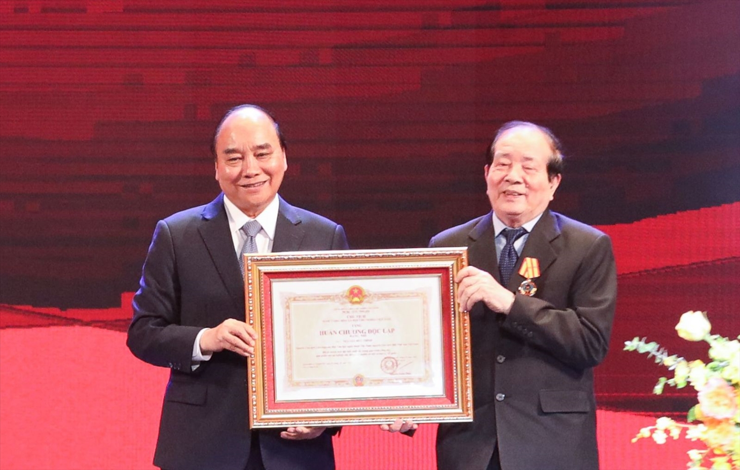 Chủ tịch nước Nguyễn Xuân Phúc trao Huân chương Độc lập hạng Nhì cho nhà thơ Hữu Thỉnh. Ảnh: VPCTN
