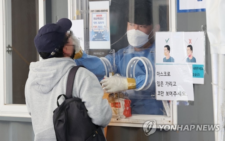 Nhân viên y tế lấy mẫu xét nghiệm cho người dân ở Seoul, Hàn Quốc (Ảnh: Yonhap News)
