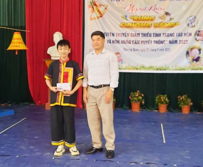 Ông Bế Ngọc Thuấn - Phó trưởng Ban Dân tộc tỉnh Bắc Kạn trao giải Nhất nội dung cuộc thi “Rung chuông vàng” tại xã Thượng Quan, huyện Ngân Sơn (ngày 6/5)