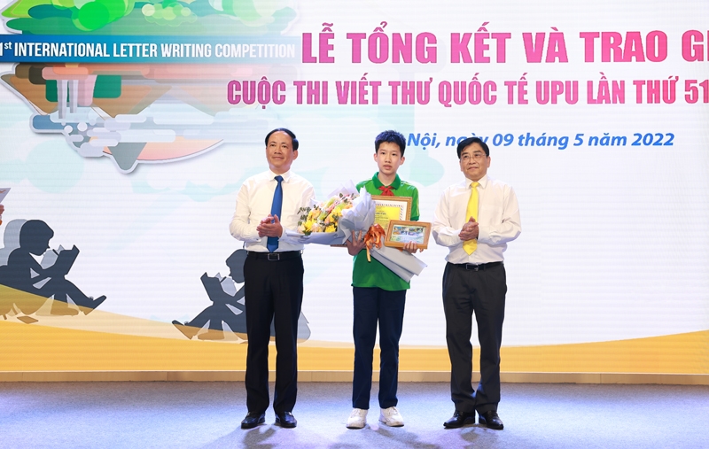 Thứ trưởng Bộ Thông tin và Truyền thông Phạm Anh Tuấn (bên trái) cùng lãnh đạo Tổng Công ty Bưu điện Việt Nam trao giải Nhất cuộc thi Viết thư quốc tế UPU lần thứ 51 cho em Nguyễn Bình Nguyên, học sinh lớp 9 của Hà Nội. Ảnh HNM