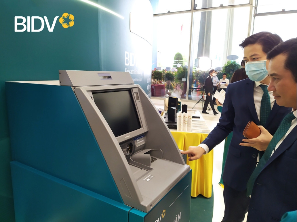 Khách hàng rút tiền bằng căn cước công dân gắn chip qua ATM của BIDV. Ảnh: BIDV