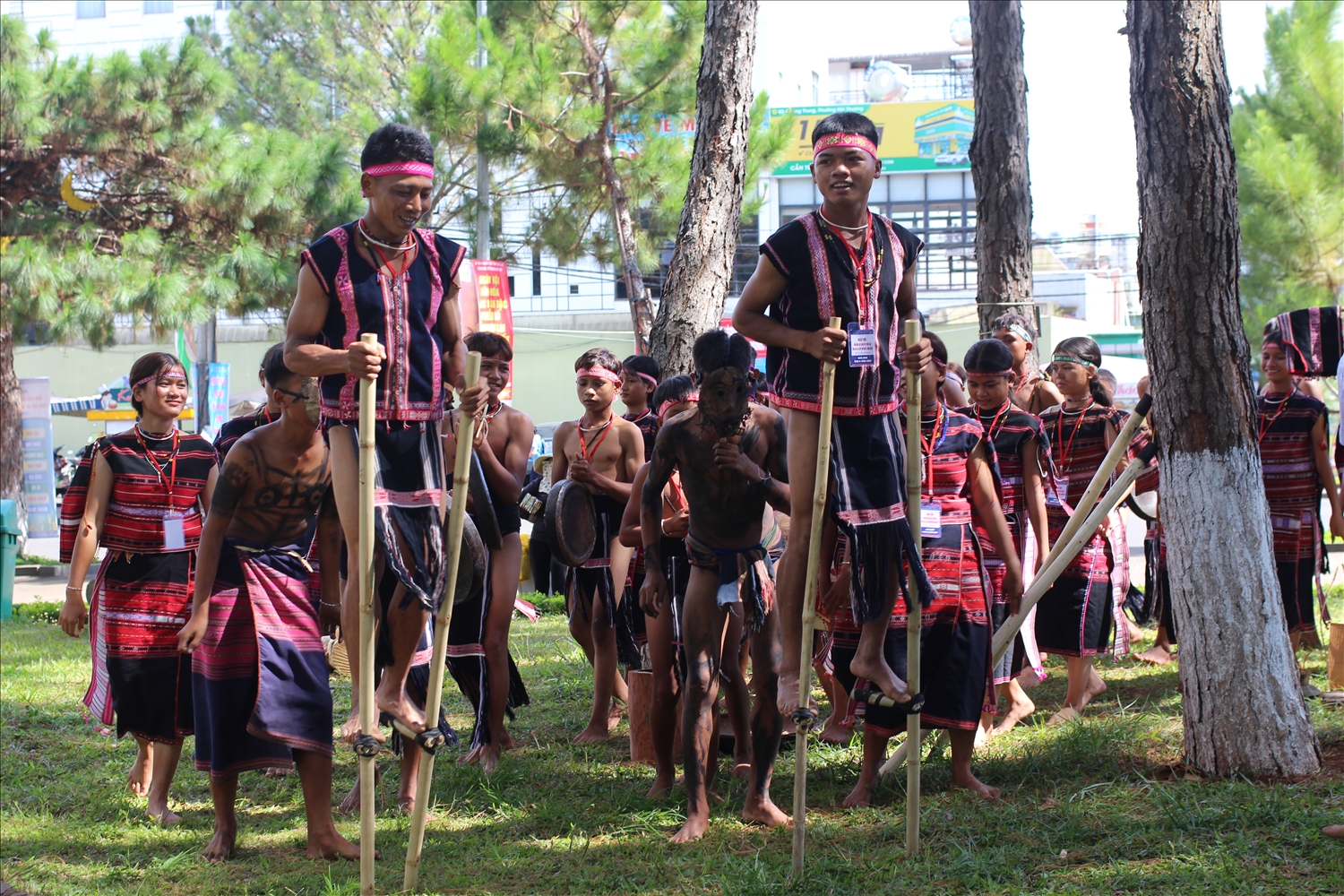 Dưới sự truyền dạy của những nghệ nhân đánh chiêng ở làng mà đội cồng chiêng nhí của làng Kte-Chăng (xã Đak Song, huyện Kông Chro) đã có thể tham gia nhiều hoạt động văn hóa lớn nhỏ trong toàn tỉnh.