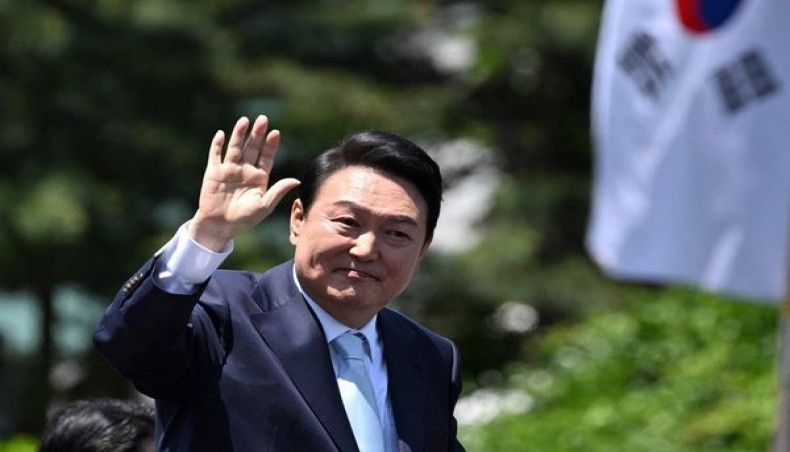 Tổng thống Yoon Suk-yeol vẫy tay chào người dân sau lễ nhậm chức. (Nguồn: AFP)