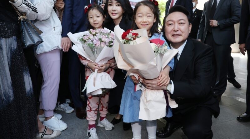 Trẻ em và công chúng chúc mừng tân Tổng thống Yoon Suk-yeol. (Nguồn: AFP)