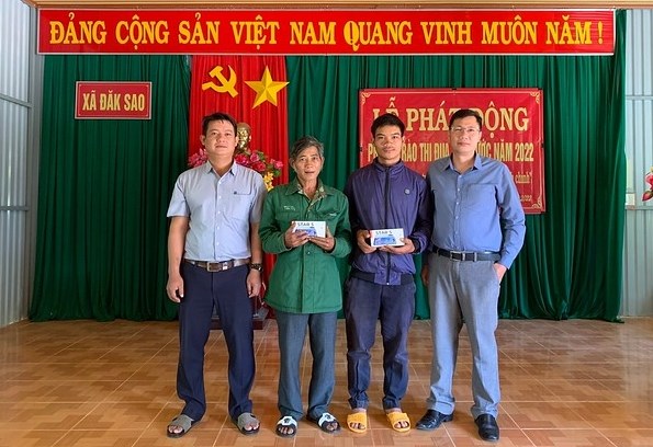Ông U Minh Nam, Phó Trưởng Ban Dân tộc và đại diện Quỹ Thiện tâm trao điện thoại cho Người có uy tín xã Đăk Sao, huyện Tu Mơ Rông