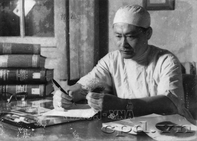 Giáo sư, bác sĩ Tôn Thất Tùng đang nghiên cứu trên bệnh phẩm (gan khô) (năm 1962). Ảnh: Tư liệu/TTXVN phát