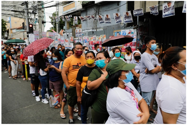 Cử tri Philippines đeo khẩu trang khi đi bỏ phiếu bầu cử Tổng thống, ngày 9/5/2022. (Ảnh: Willy Kurniawan/ Reuters) 