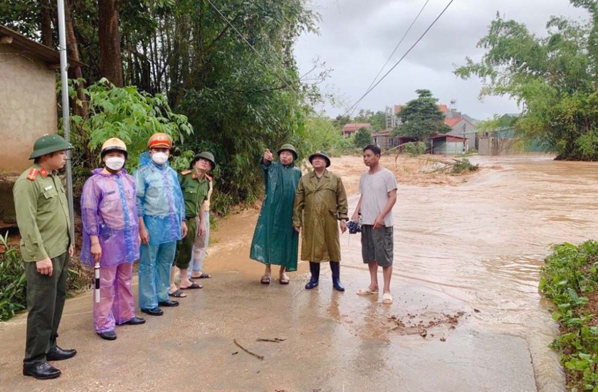 Lãnh đạo Công an huyện Lục Ngạn và xã Cấm Sơn chỉ huy khắc phục hậu quả lũ lụt