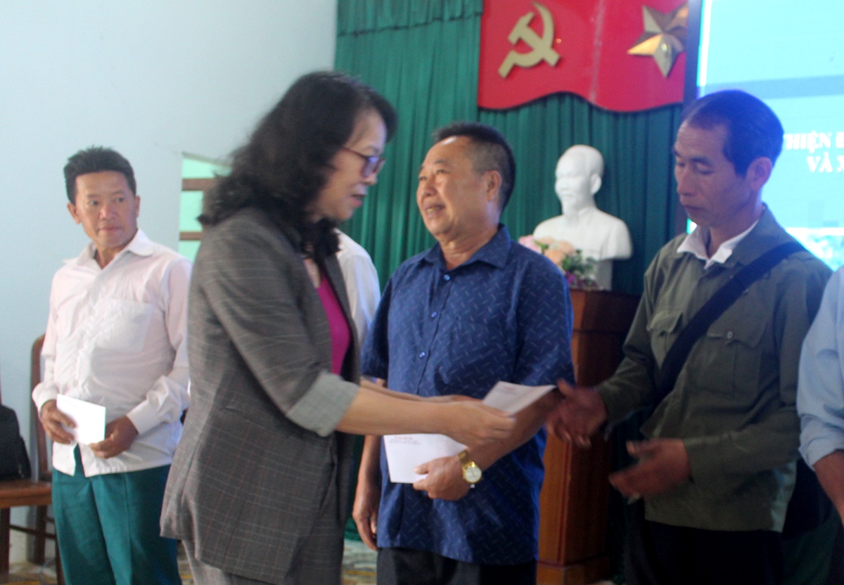 Thứ trưởng Phó Chủ nhiệm Hoàng Thị Hạnh trao quà cho Người có uy tín