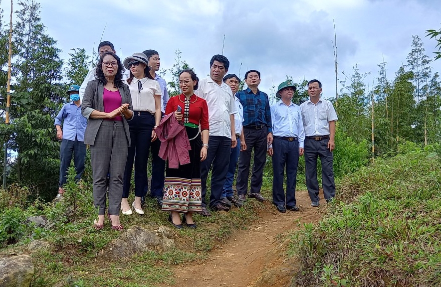Thứ trưởng Phó Chủ nhiệm Hoàng Thị Hạnh và Đoàn công tác thăm bà con dân tộc Mông ở bản Pà Khốm 