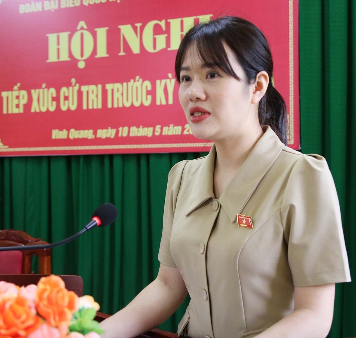 ĐBQH Vương Thị Hương báo cáo tại cuộc tiếp xúc cử tri 