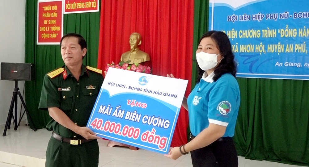 Trao tặng Mái ấm Biên cương cho hội viên phụ nữ có hoàn cảnh đặc biệt khó khăn xã Nhơn Hội, huyện An Phú, tỉnh An Giang.