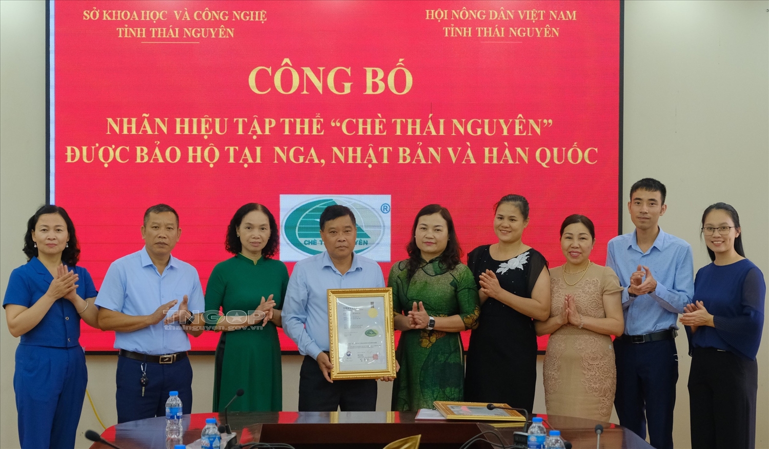 Đại diện Hội Nông dân tỉnh đón nhận Giấy chứng nhận đăng ký nhãn hiệu tập thể “Chè Thái Nguyên” tại Nga, Nhật Bản và Hàn Quốc.