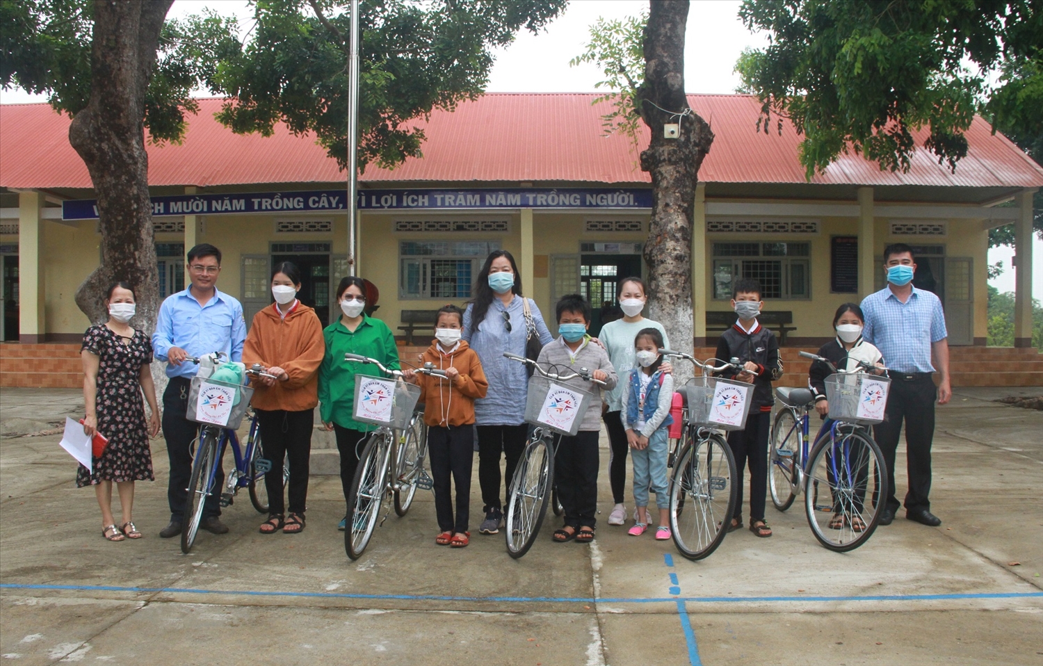 CLB Vì đàn em thân yêu và nhà hảo tâm trao xe đạp cho học sinh Trường Tiểu học và THCS Hùng Vương, xã Ea Mnang